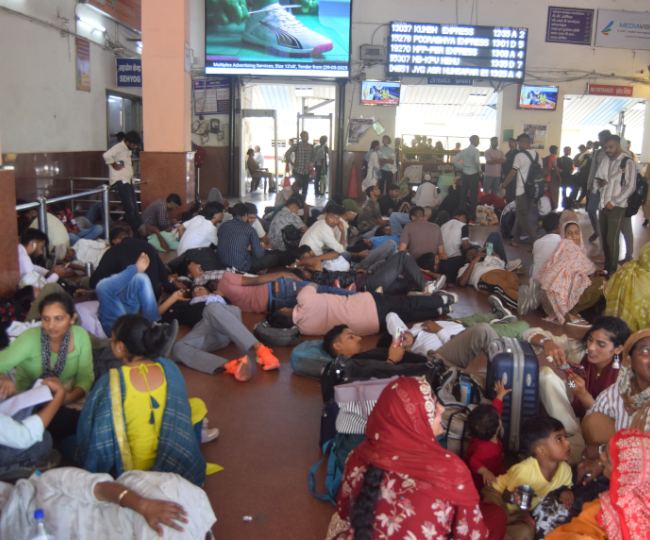 ट्रेन के इंतजार में रेलवे स्टेशन प्रतीक्षालय में आराम करते अभ्यर्थियों की भीड़।जागरण